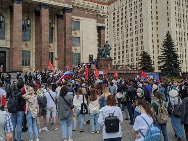 Возле МГУ прошла акция протеста против закона о просветительской деятельности. Задержаны более 20 человек
