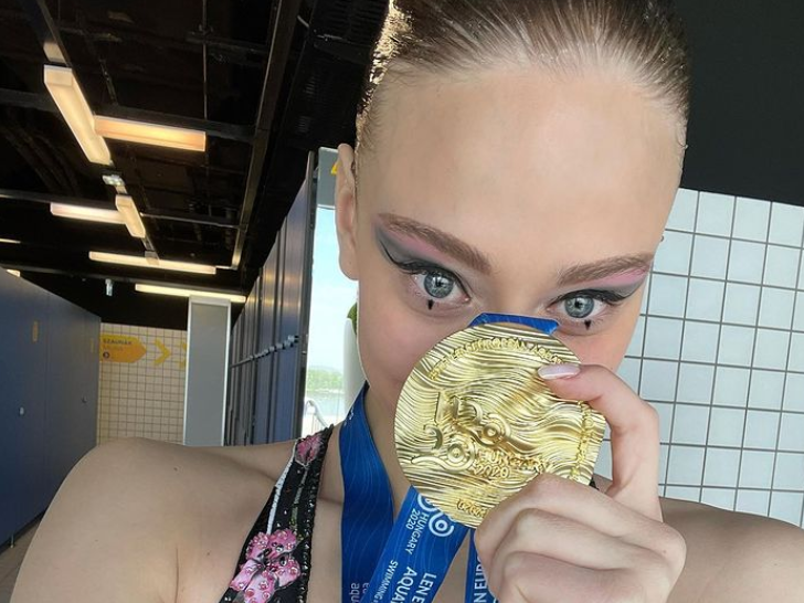 Синхронистка Варвара Субботина стала трехкратной чемпионкой Европы. Она выступала с поврежденной барабанной перепонкой
