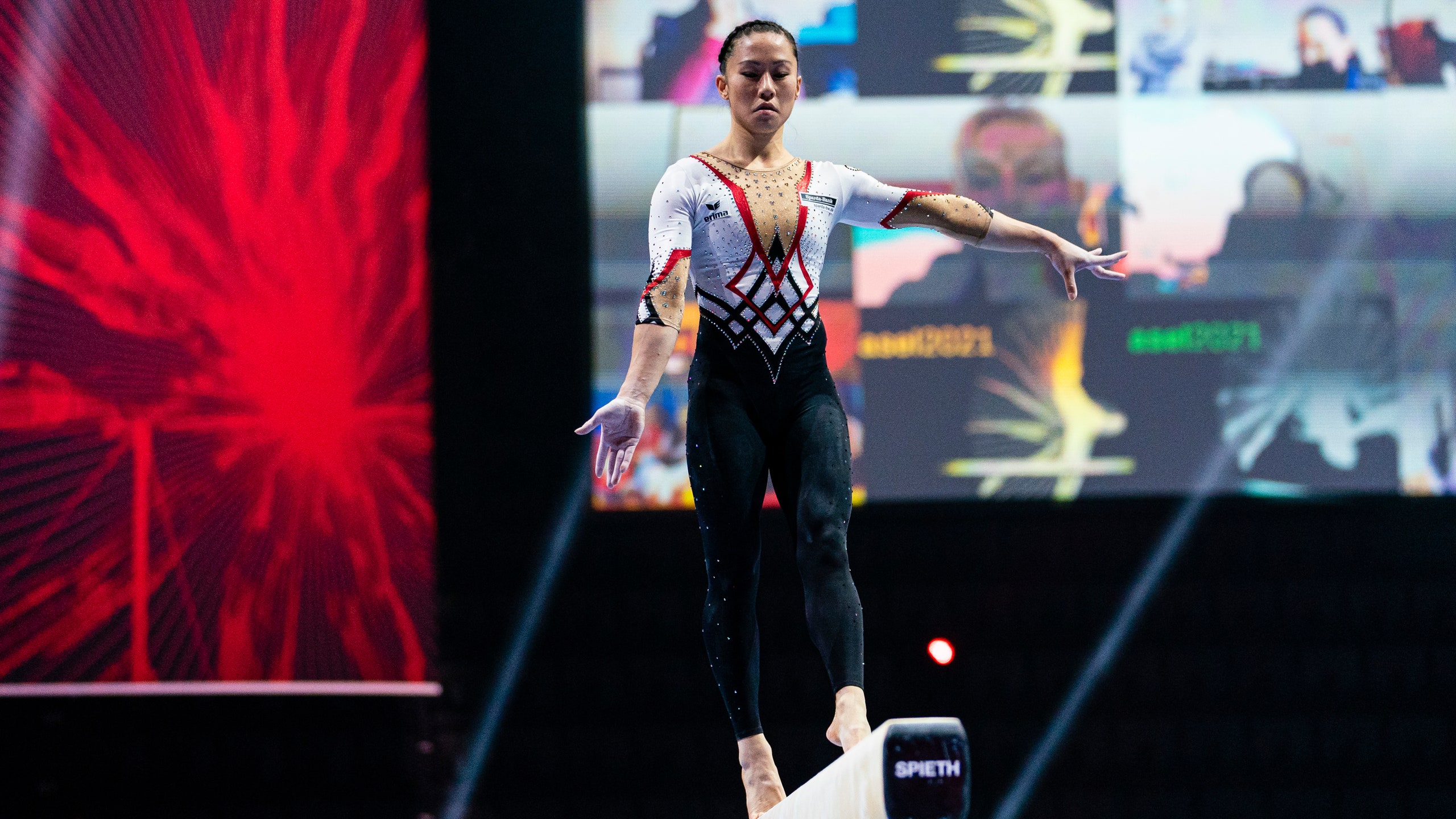 Гимнастки против сексуализации в спорте Сара Восс выступила на соревнованиях в закрытом комбинезоне