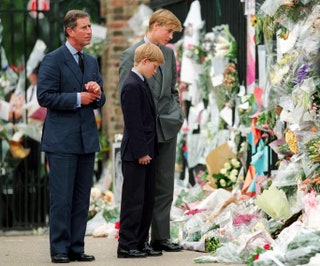 Принц Чарльз с сыновьями Уильямом и Гарри на похоронах матери.