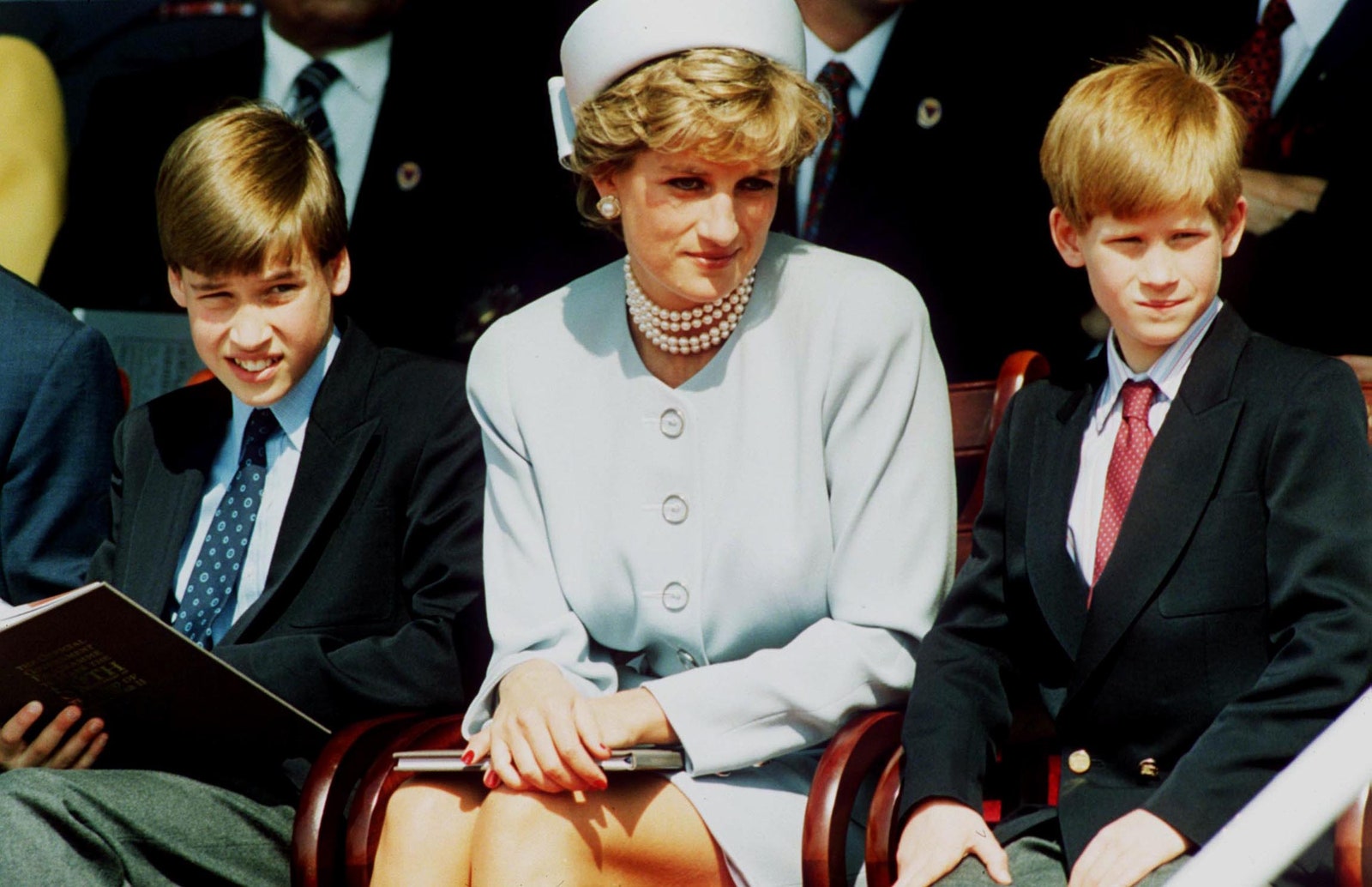 Принцесса Диана вместе с сыновьями Чарльзом  и Гарри .