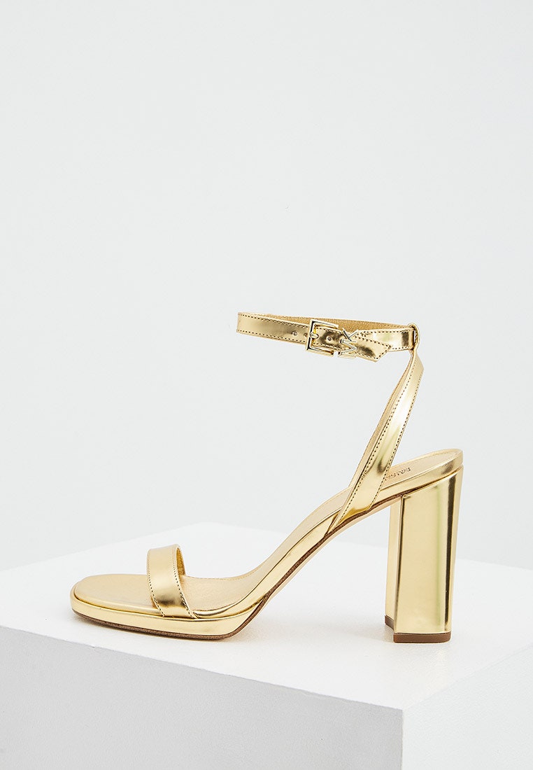 Золотые и серебряные босоножки как у гостей «Оскара» — самая модная обувь на выпускной