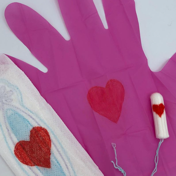 Немецкие предприниматели придумали перчатки для утилизации тампонов и прокладок. Проект пришлось закрыть из-за критики в соцсетях