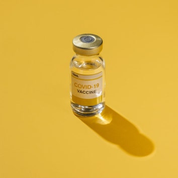 В России зарегистрировали четвертую вакцину от COVID-19 &- «Спутник Лайт». Ее ставят в один укол