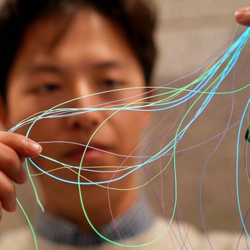 Будущее моды: ученые создали ткань-дисплей со светящимися волокнами