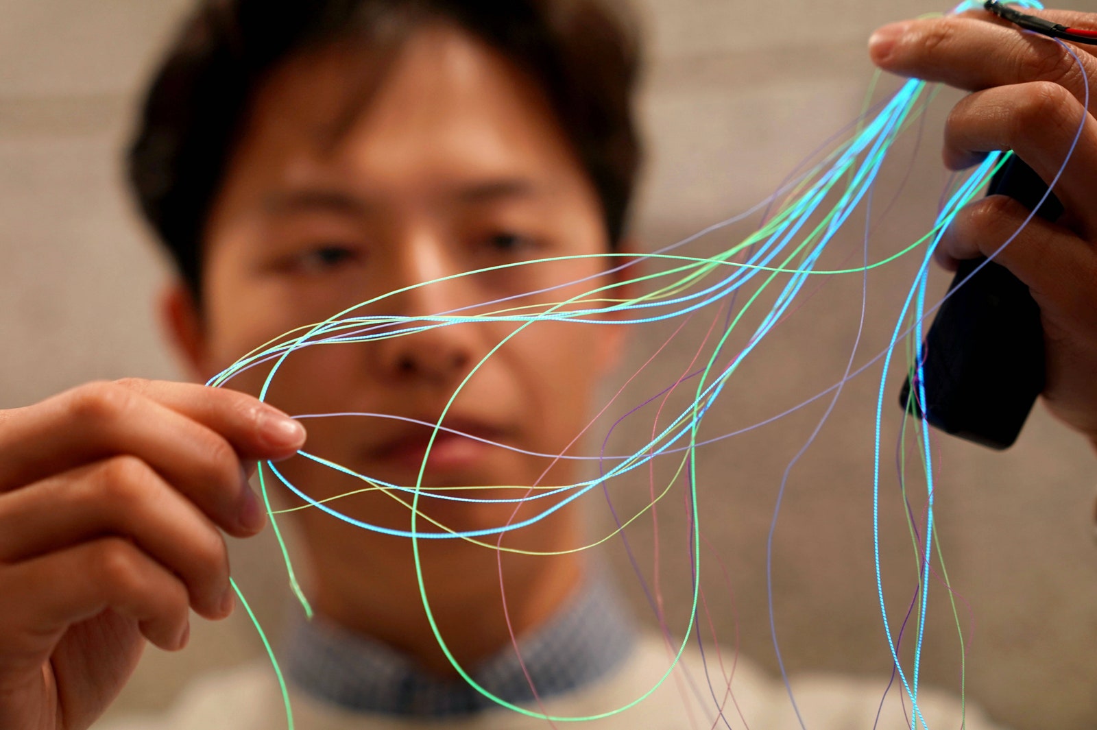 Будущее моды ученые создали тканьдисплей со светящимися волокнами