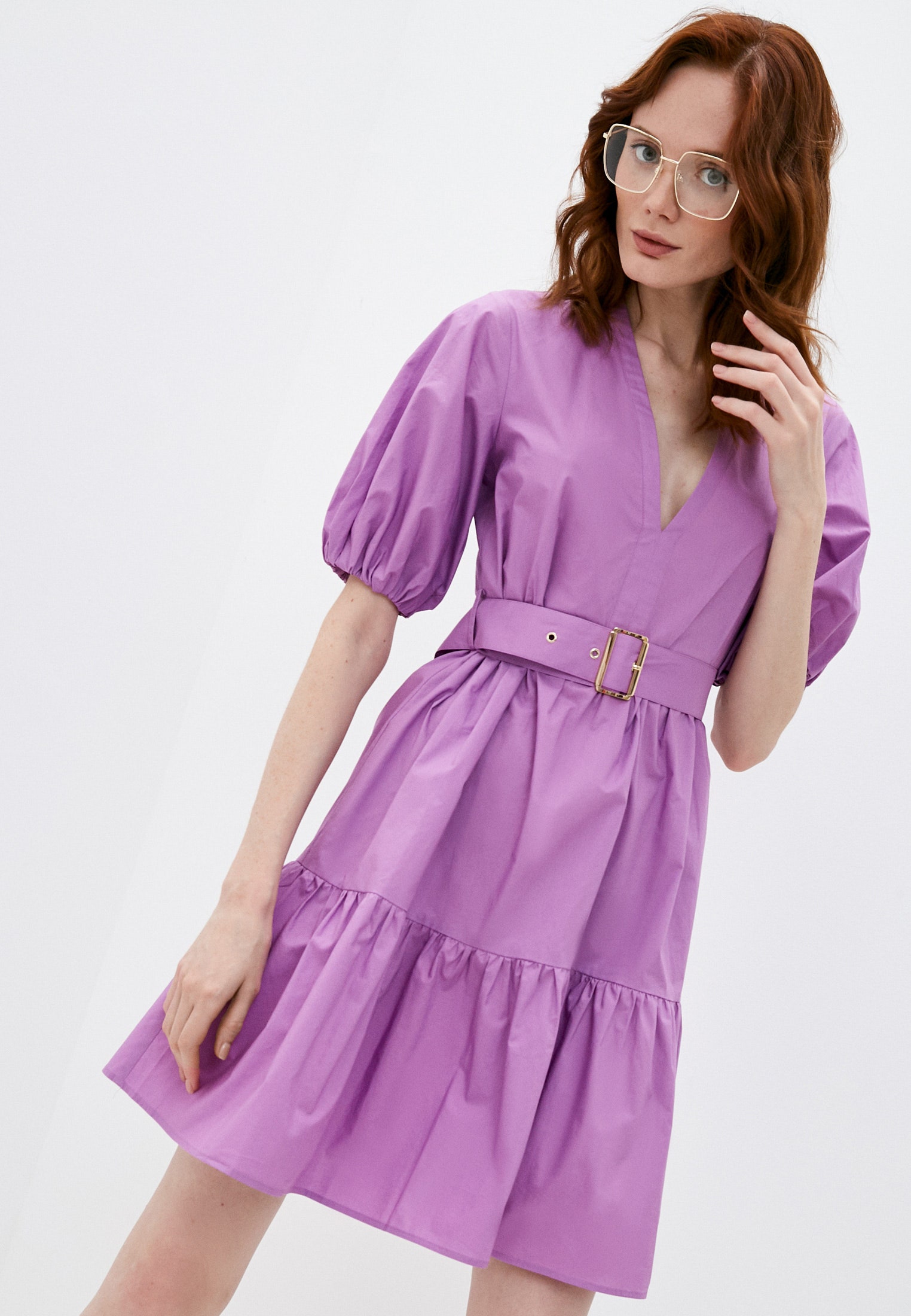 Тренд лета лиловое платье с Vобразным вырезом и оборками как у Лили Коллинз