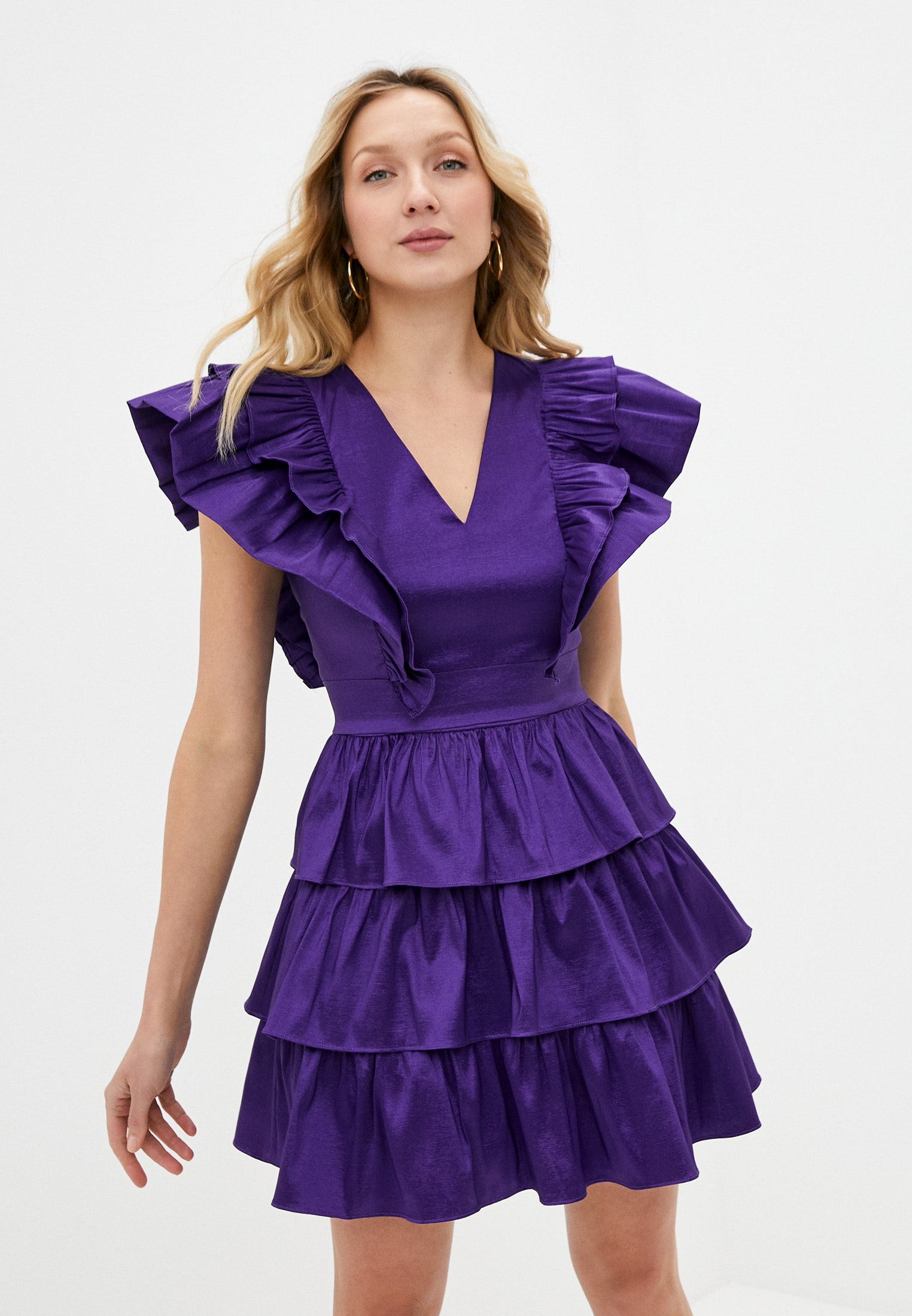 Тренд лета лиловое платье с Vобразным вырезом и оборками как у Лили Коллинз