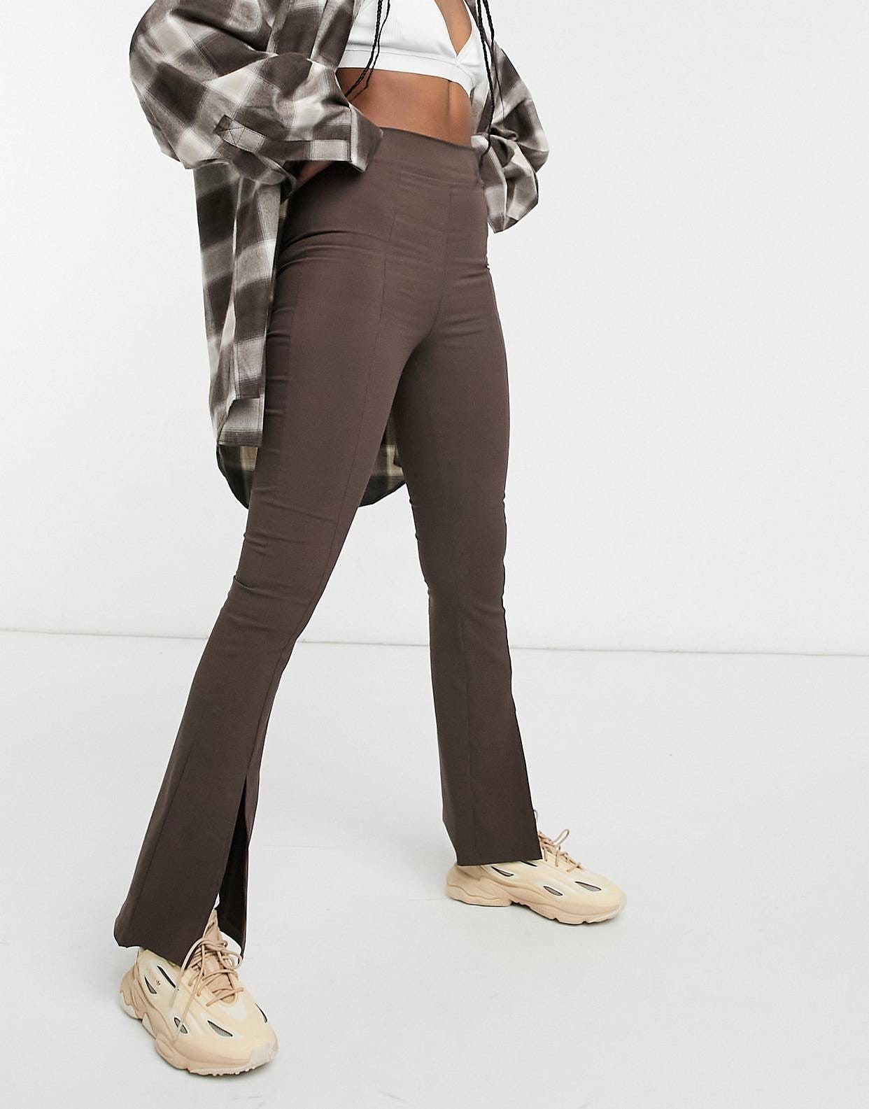 Это тренд брюки с разрезами — самый изящный способ превратить простой образ в модный