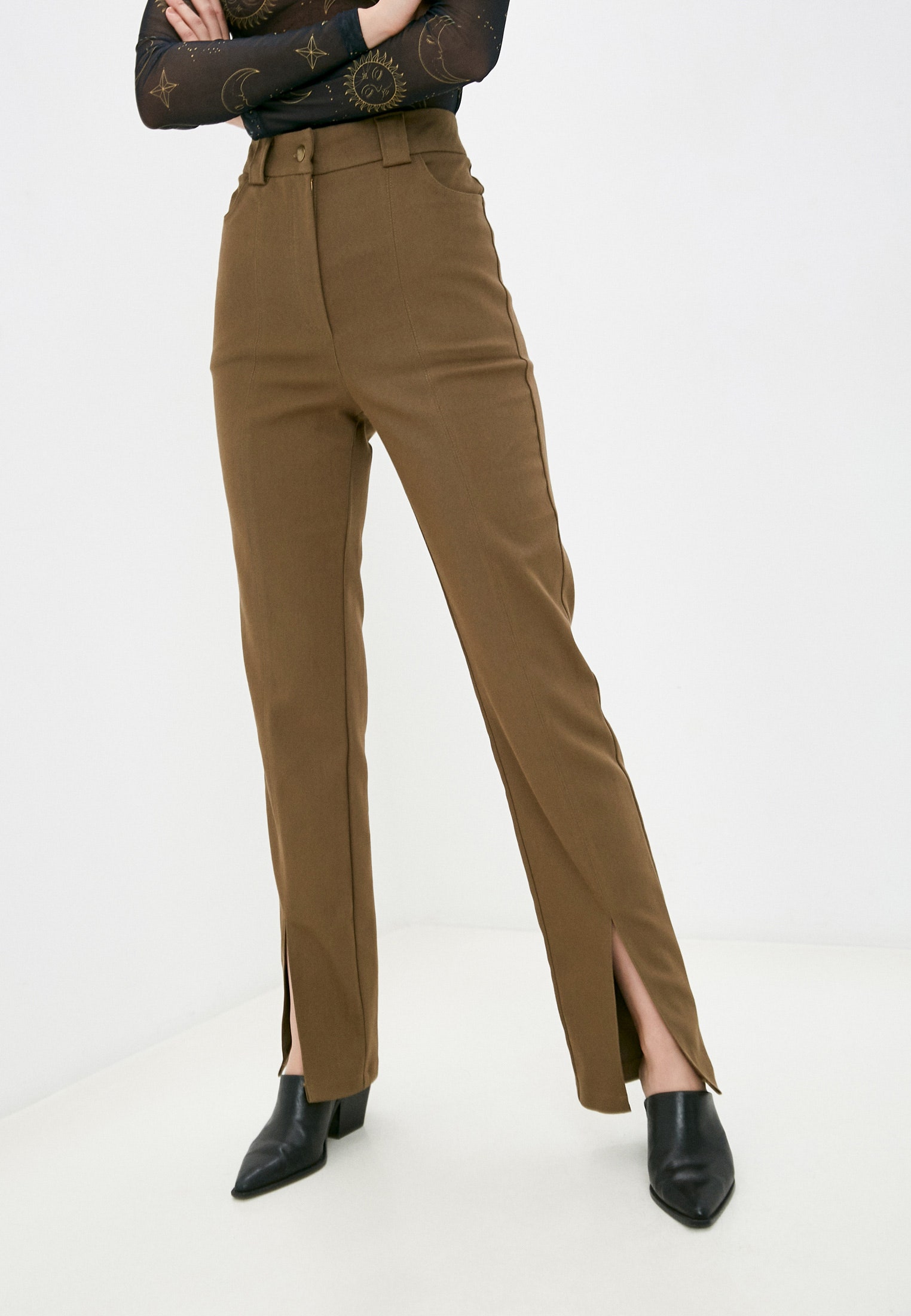 Это тренд брюки с разрезами — самый изящный способ превратить простой образ в модный