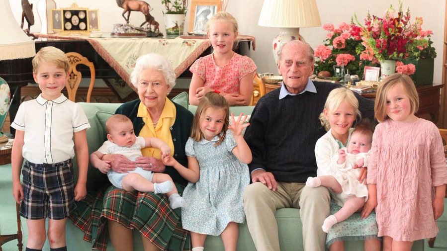 Королевская семья поделилась редким снимком принца Филиппа и королевы Елизаветы в окружении правнуков