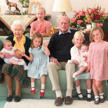 Королевская семья поделилась редким снимком принца Филиппа и королевы Елизаветы в окружении правнуков