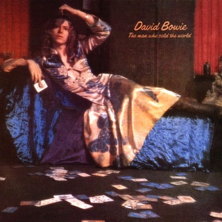 Дэвид Боуи наnbspобложке альбома The Man Who Sold the World 1970. Кстати это платье — тоже авторства Майкла Фишера.