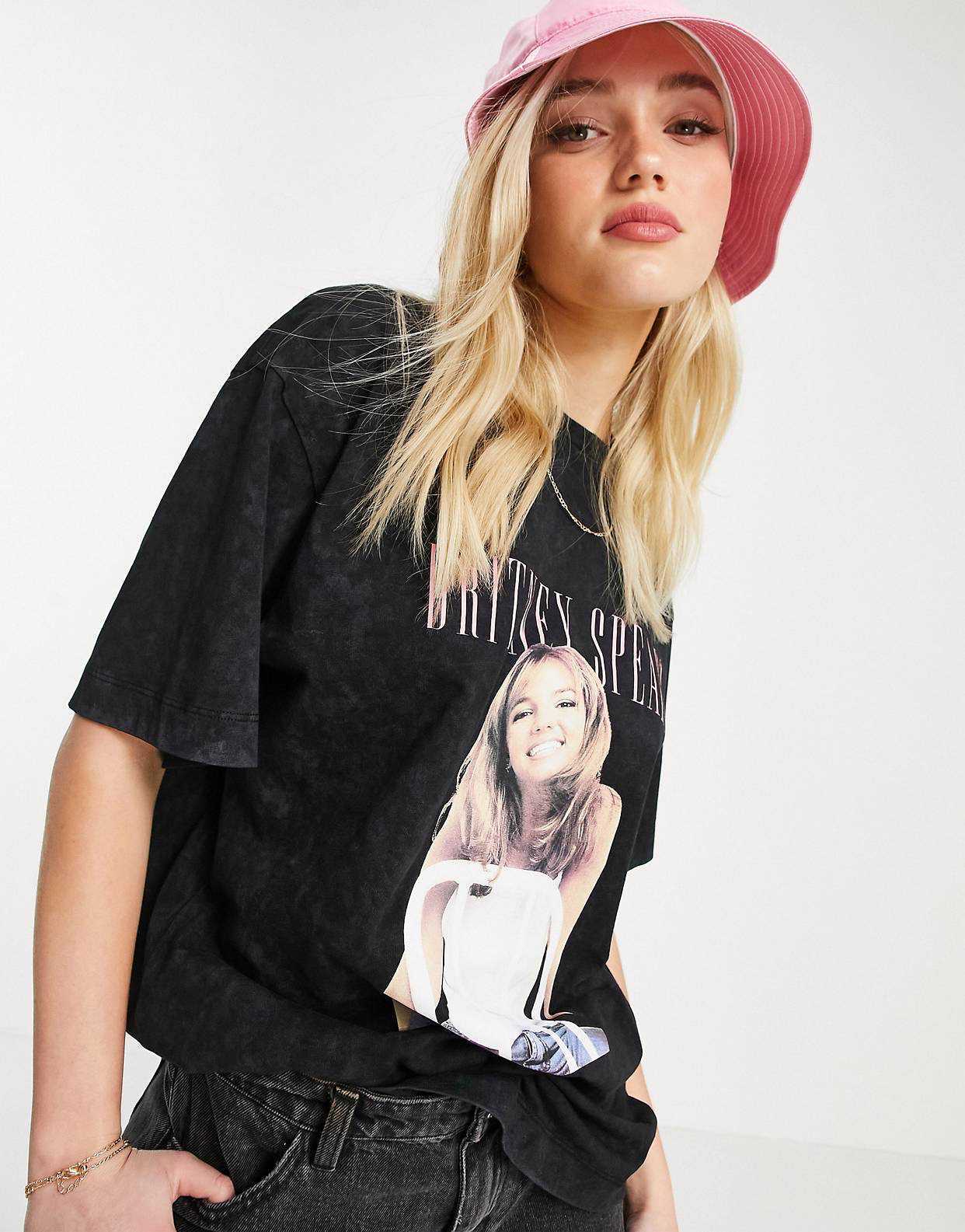Ирина Шейк носит футболку с Бритни Спирс и вот четыре причины почему это круто