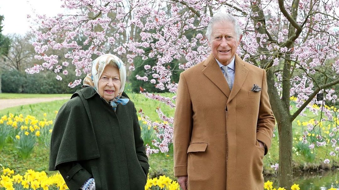 Елизавета II и принц Чарльз поздравили британцев с Пасхой