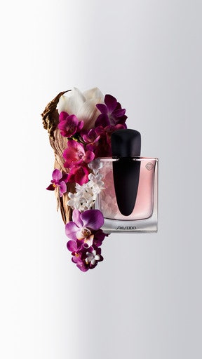 Парфюмерная вода Ginza с нотами граната розового перца магнолии орхидеи жасмина кипариса 50 мл 7450 руб. Shiseido.