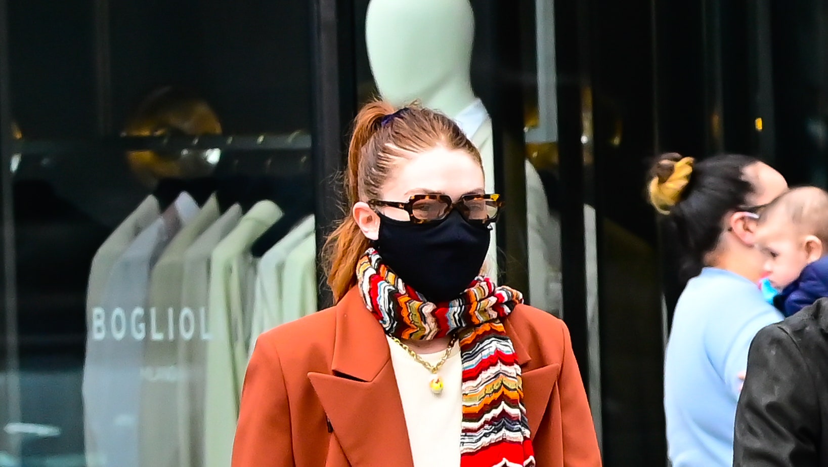 Жакет с шарфом модный прием на раннюю весну от Джиджи Хадид