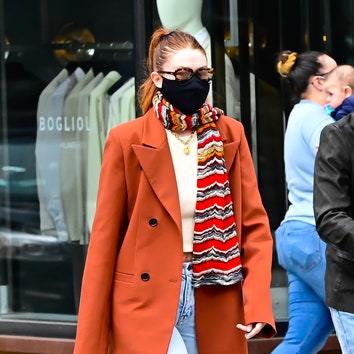 Жакет с шарфом: модный прием на раннюю весну от Джиджи Хадид