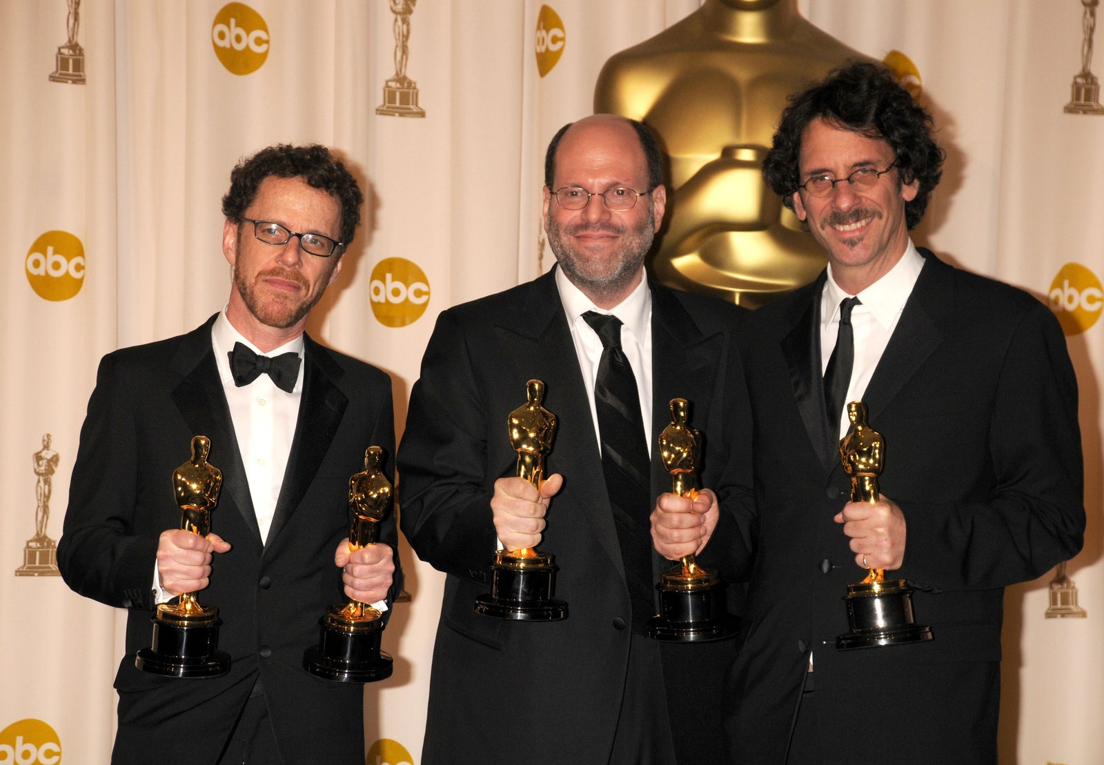 Итан Коэн Скотт Рудин и Джон Коэн получают «Оскар» за фильм «Старикам здесь не место» ЛосАнджелес 2008 год