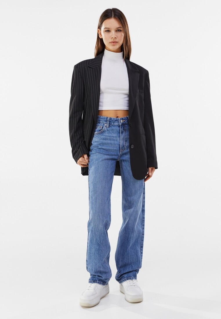 Привет из 90х сочетаем джинсы с полосатым пиджаком как Хлоя Грейс Морец