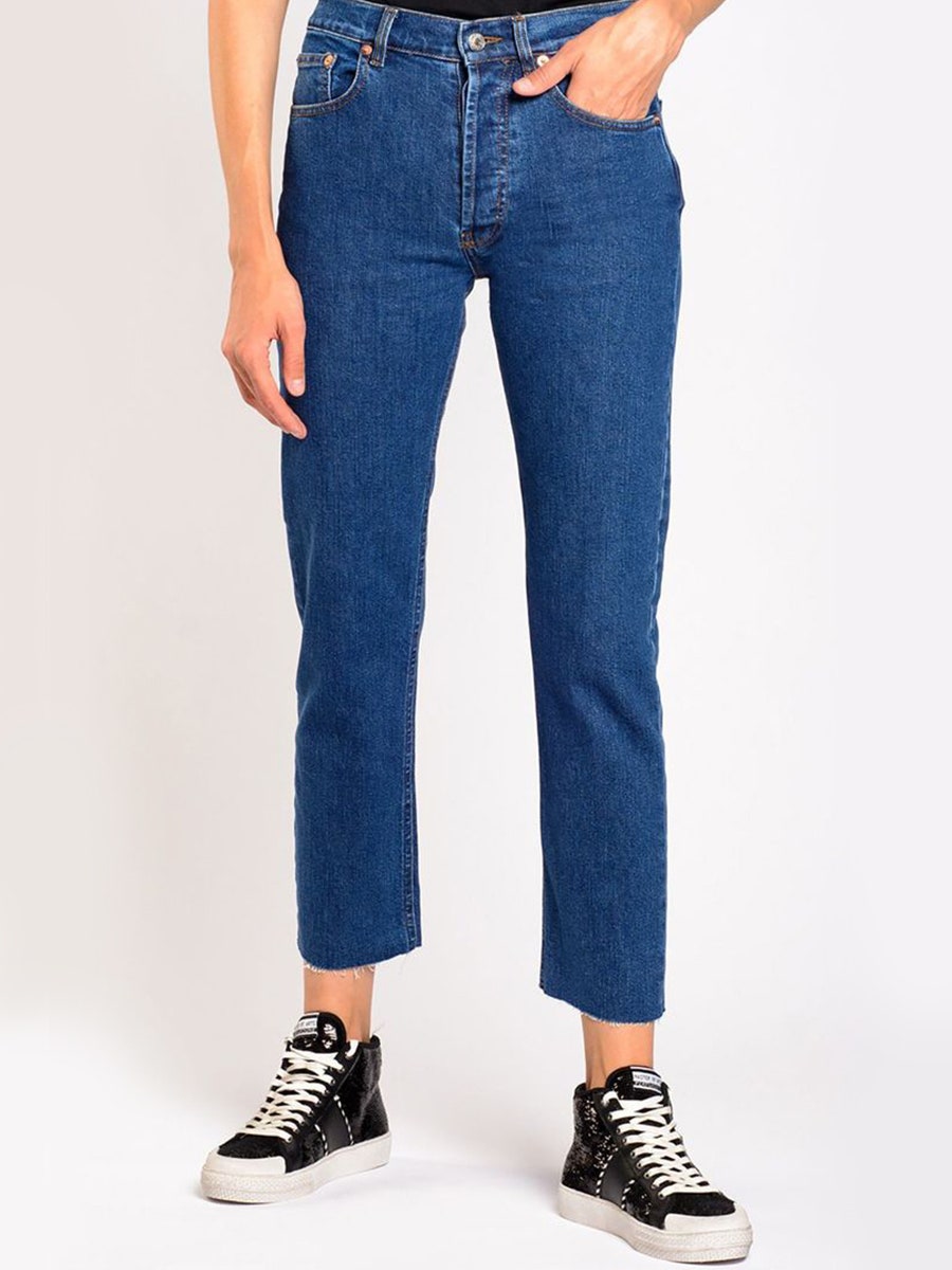 В этом сезоне носите простые синие джинсы с завышенной талией