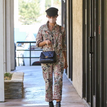 Этой весной носите комбинезон с флористическим принтом с фуражкой и армейскими ботинками, как Алессандра Амбросио