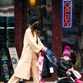 Светлое на белом: Ирина Шейк гуляет по заснеженному Нью-Йорку в кремовом пальто
