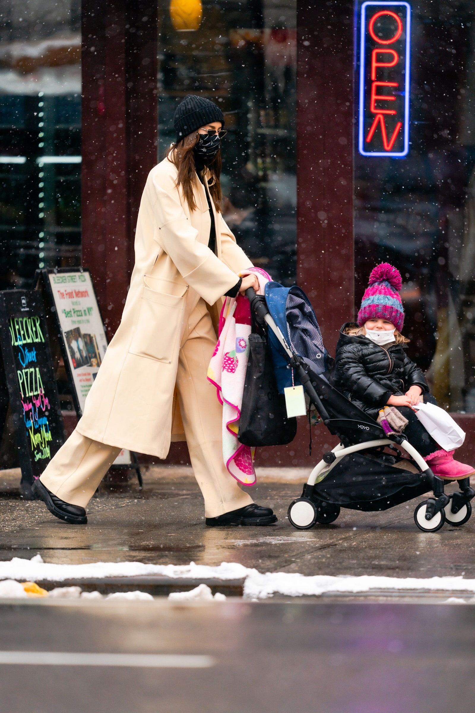 Светлое на белом Ирина Шейк гуляет по заснеженному НьюЙорку в кремовом пальто