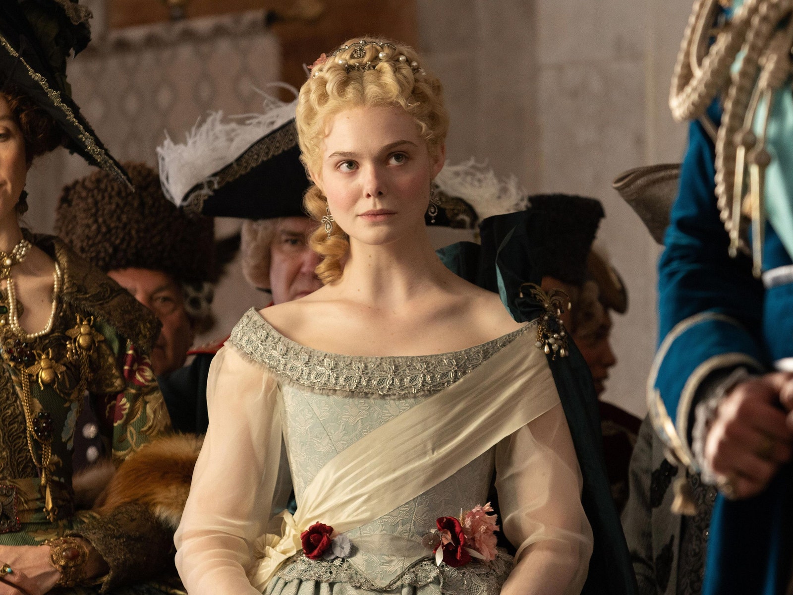 Эль Фаннинг поделилась интригующими кадрами со съемок второго сезона сериала «Великая»