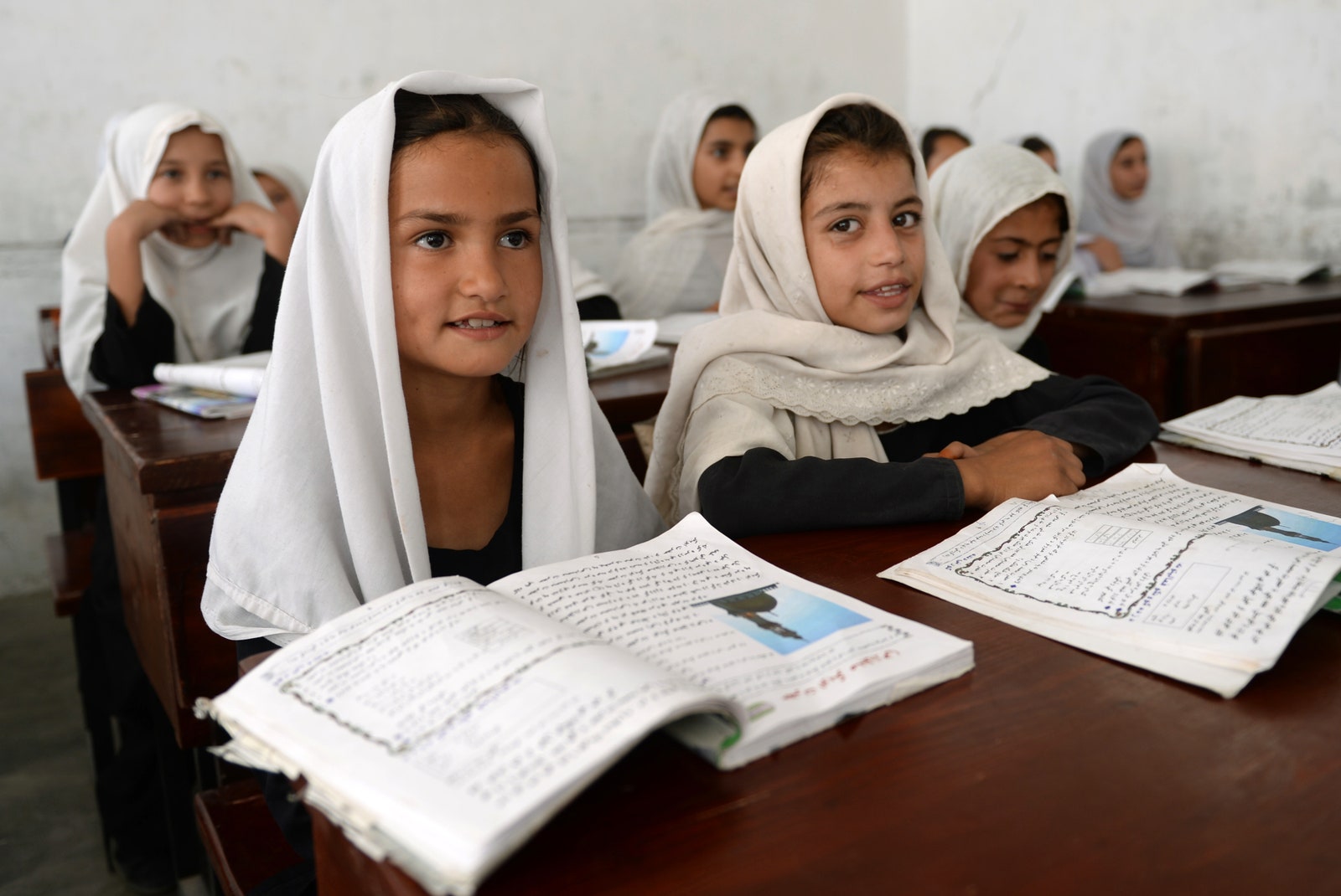 В Афганистане девочкам старше 12 лет запретили петь на мероприятиях где присутствуют мужчины