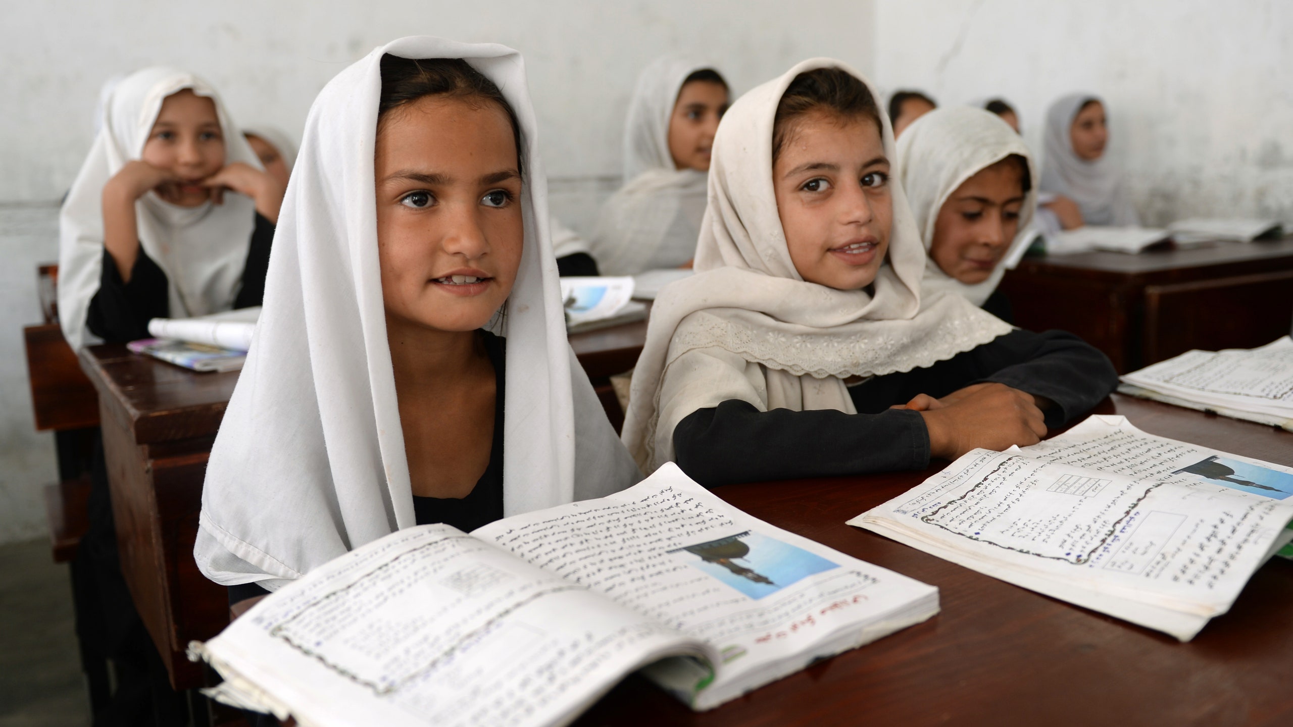 В Афганистане девочкам старше 12 лет запретили петь на мероприятиях где присутствуют мужчины