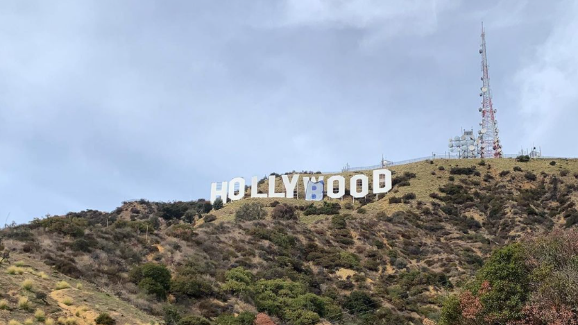 В США задержали шесть человек которые изменили вывеску Hollywood на... Hollyboob