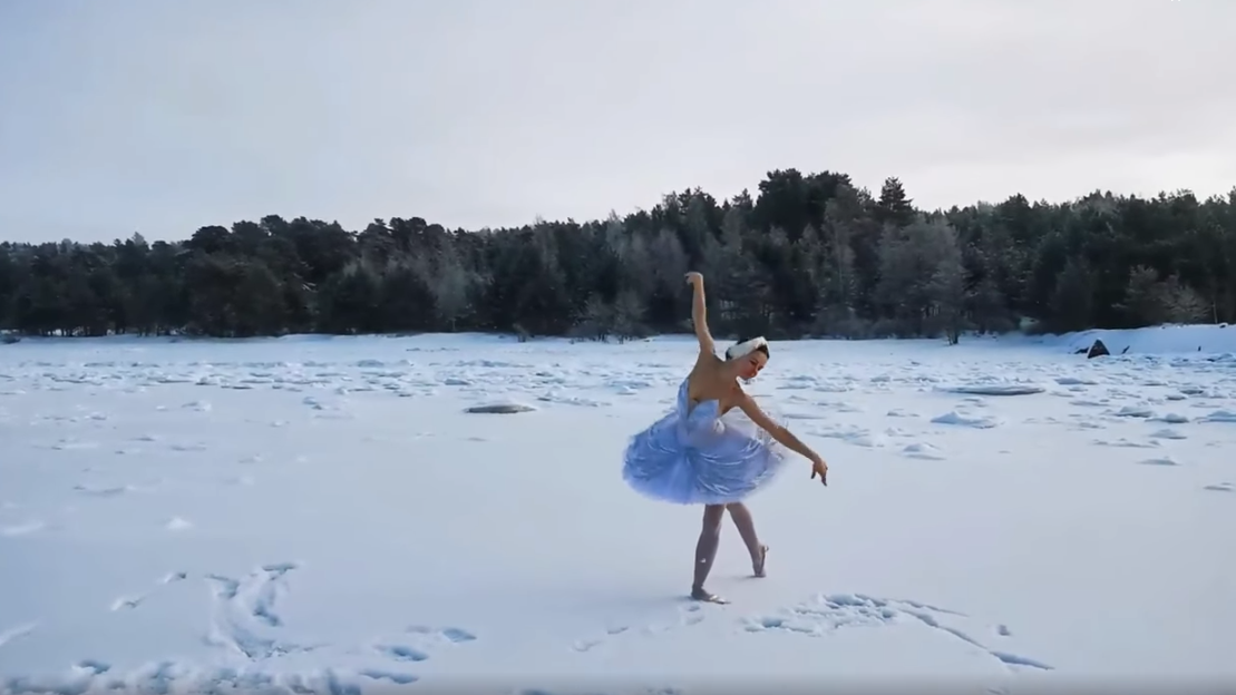 Балерина «Мариинки» станцевала на льду в знак протеста против застройки бухты в Ленобласти