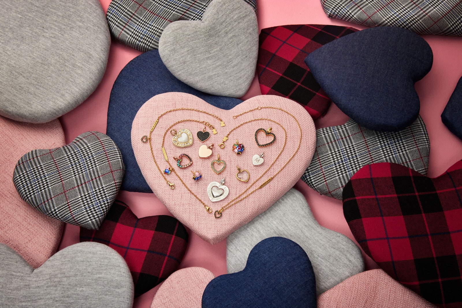 Почему валентинки делают в форме сердца а мы так любим украшения с этим символом