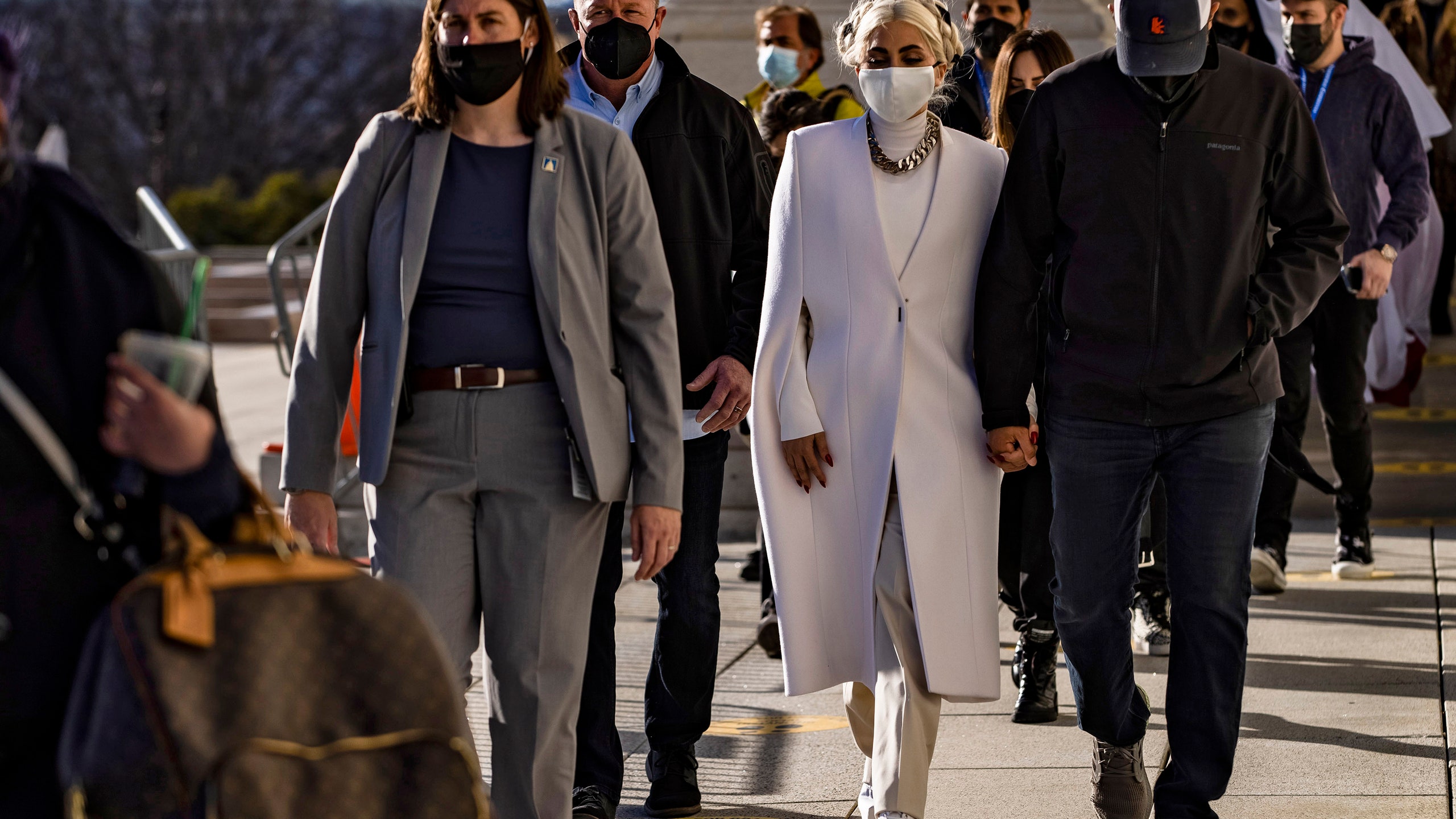 Инаугурация нового президента США и Леди Гага в ослепительнобелом тоталлуке