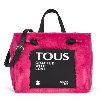 Модная находка: розовая плюшевая сумка Tous Amaya