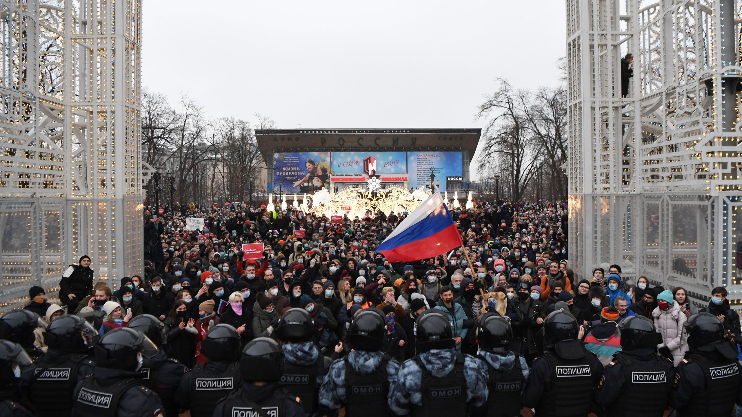 От Владивостока до Калининграда в России прошли масштабные акции протеста