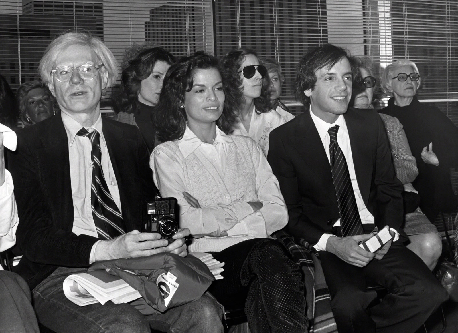 Энди Уорхол Бьянка Джаггер и Стив Рубел на шоу Halston в НьюЙорке 1978 год