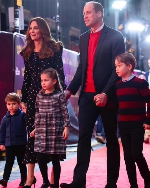 Кейт Миддлтон и принц Уильям вместе с детьми на красной дорожке