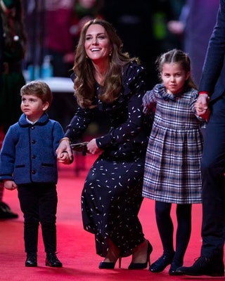 Кейт Миддлтон с принцессой Шарлоттой и принцем Луи