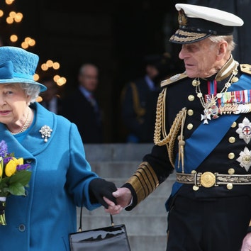 Королеве Елизавете II и принцу Филиппу сделали прививку от коронавируса