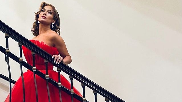В чем встречать Новый год образ Дженнифер Лопес в красном платье
