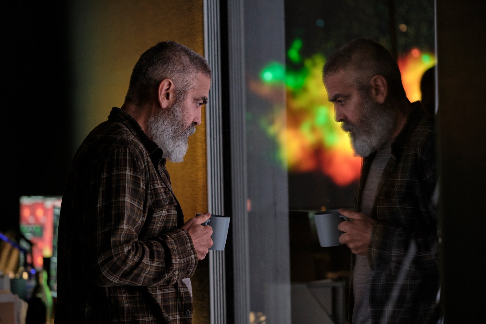 Почему вам стоит посмотреть «Полночное небо» — новый фильм Джорджа Клуни в котором он сыграл нелюдимого ученого