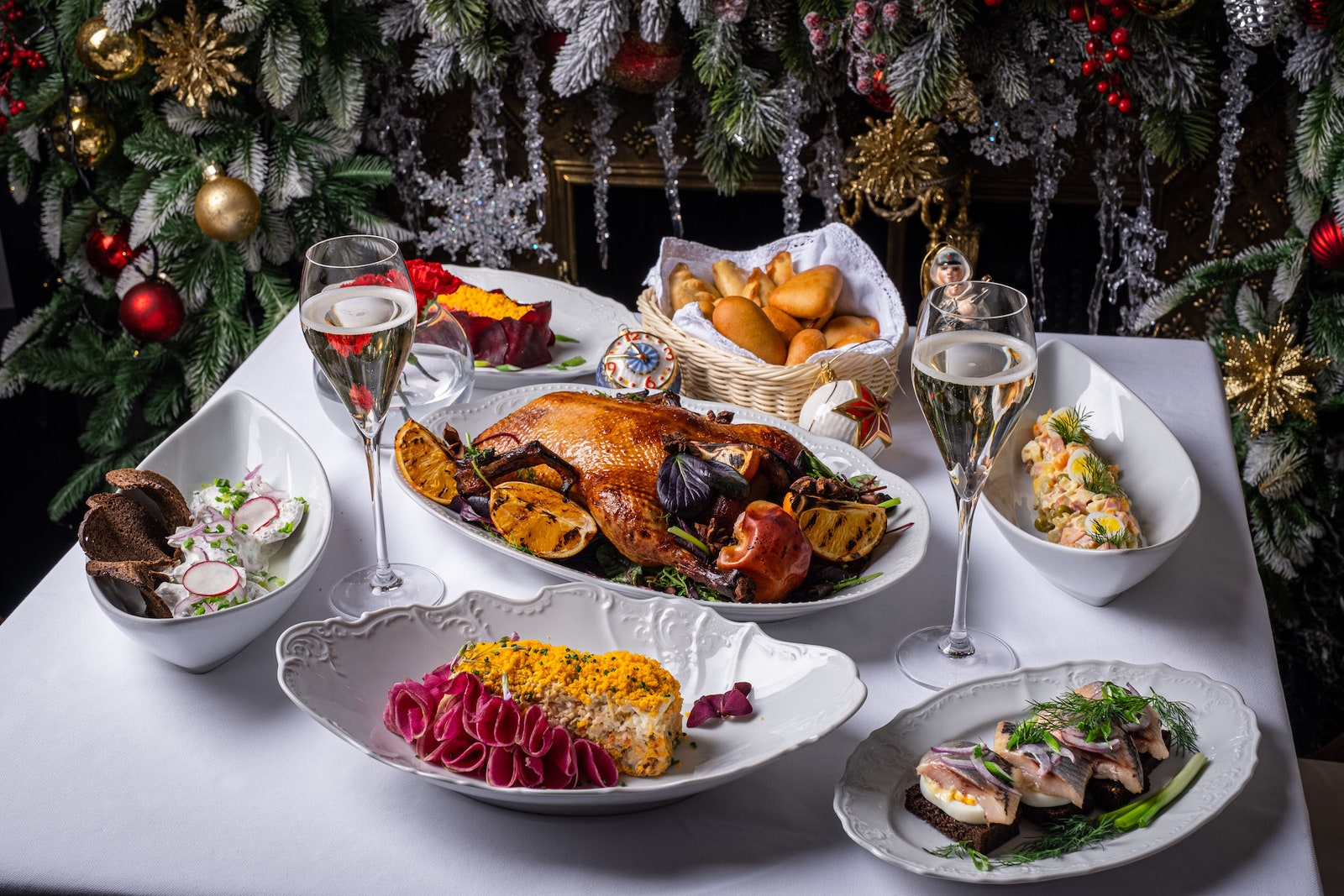 «Dr.Живаго» Ladure и еще 8 столичных ресторанов где вам захочется заказать праздничные сеты к Новому году