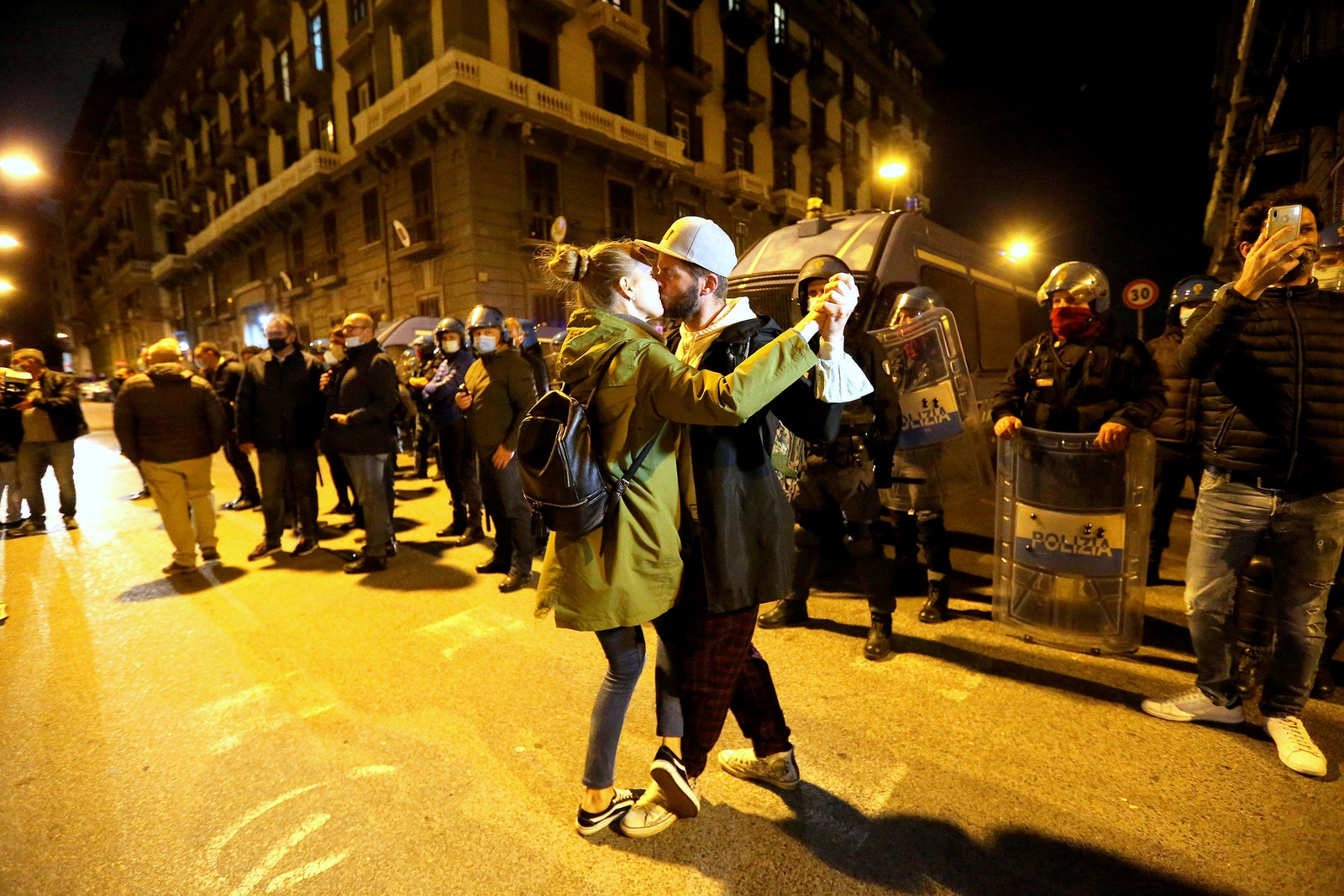 В Италии прошли массовые протесты в связи с ужесточением карантинных мер и введением комендантского часа