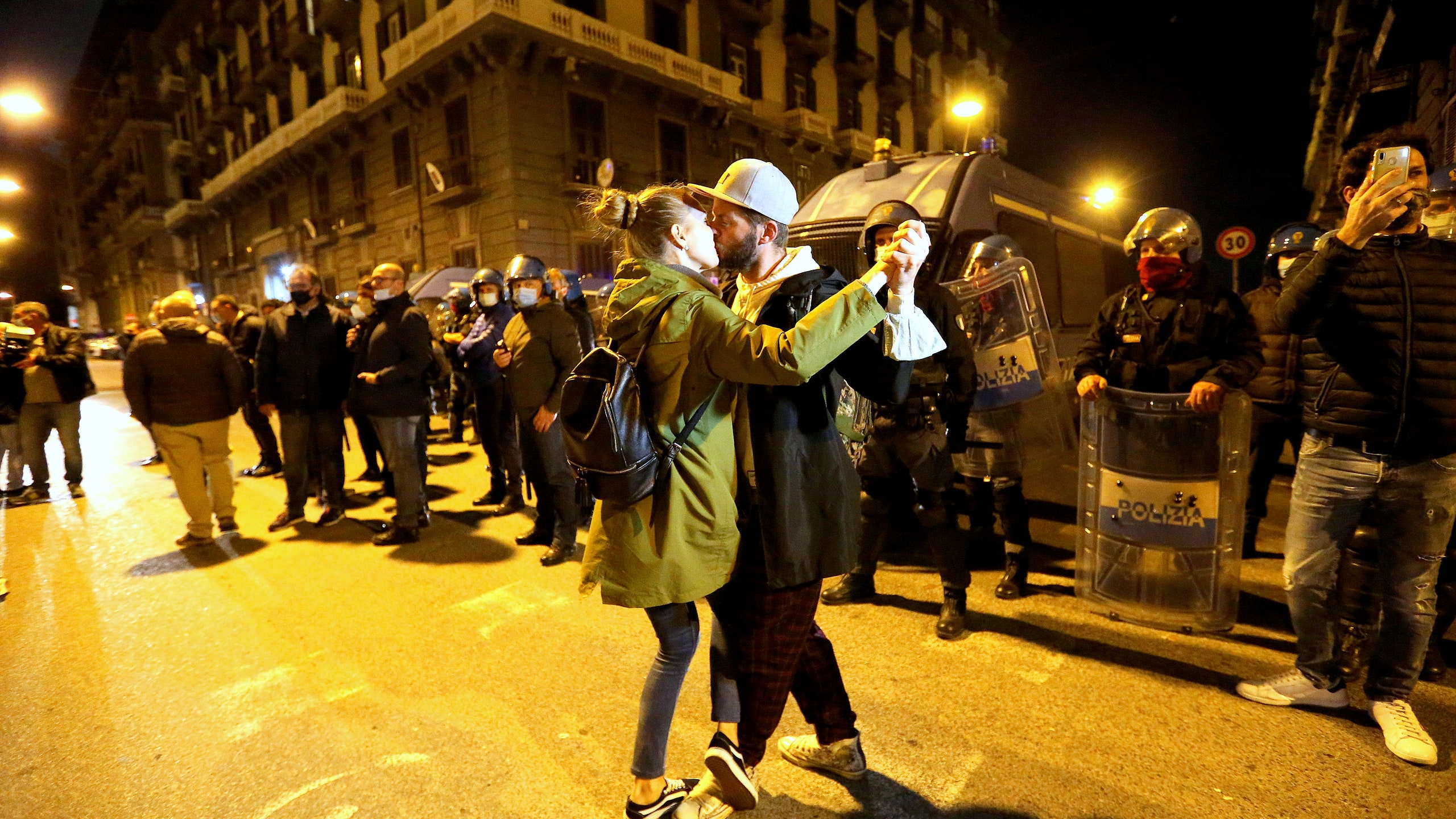 В Италии прошли массовые протесты в связи с ужесточением карантинных мер и введением комендантского часа