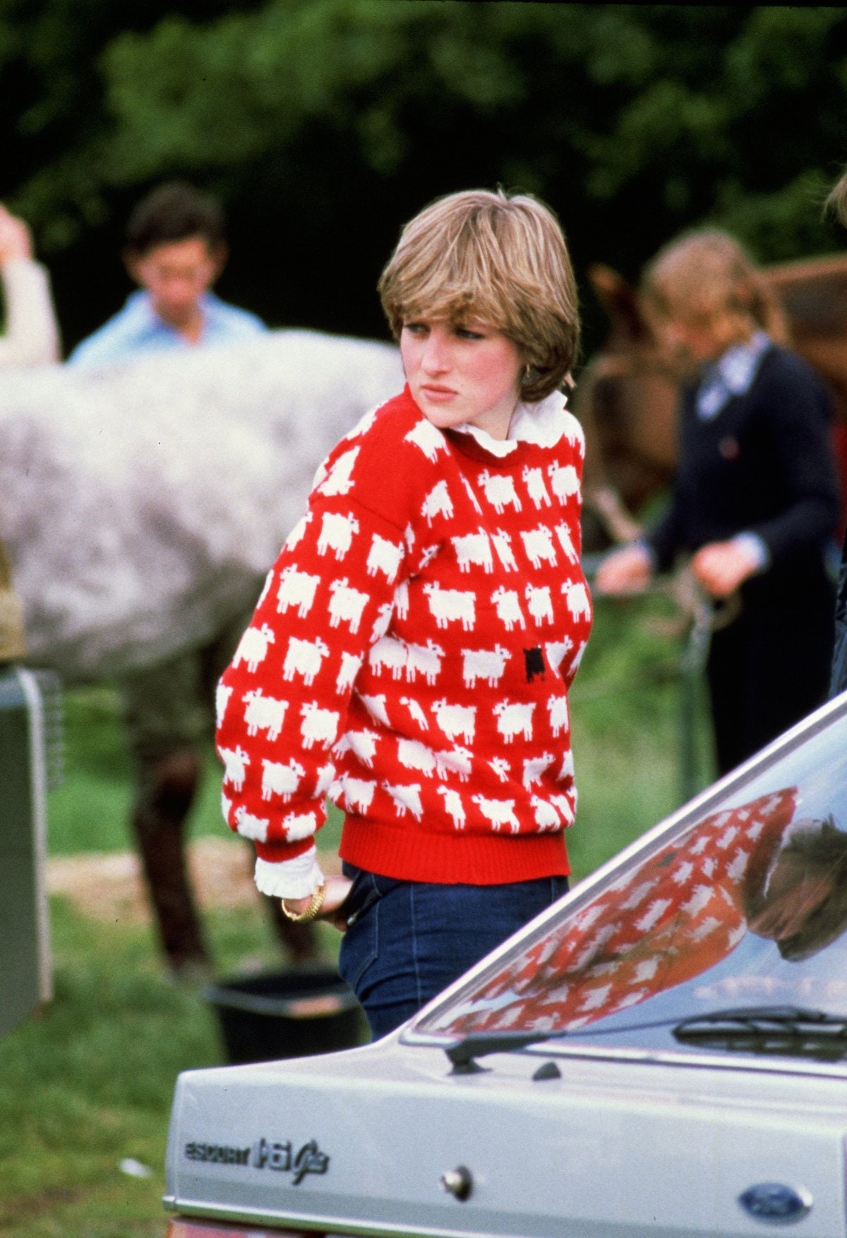 Американский бренд повторил дизайн любимых свитеров принцессы Дианы