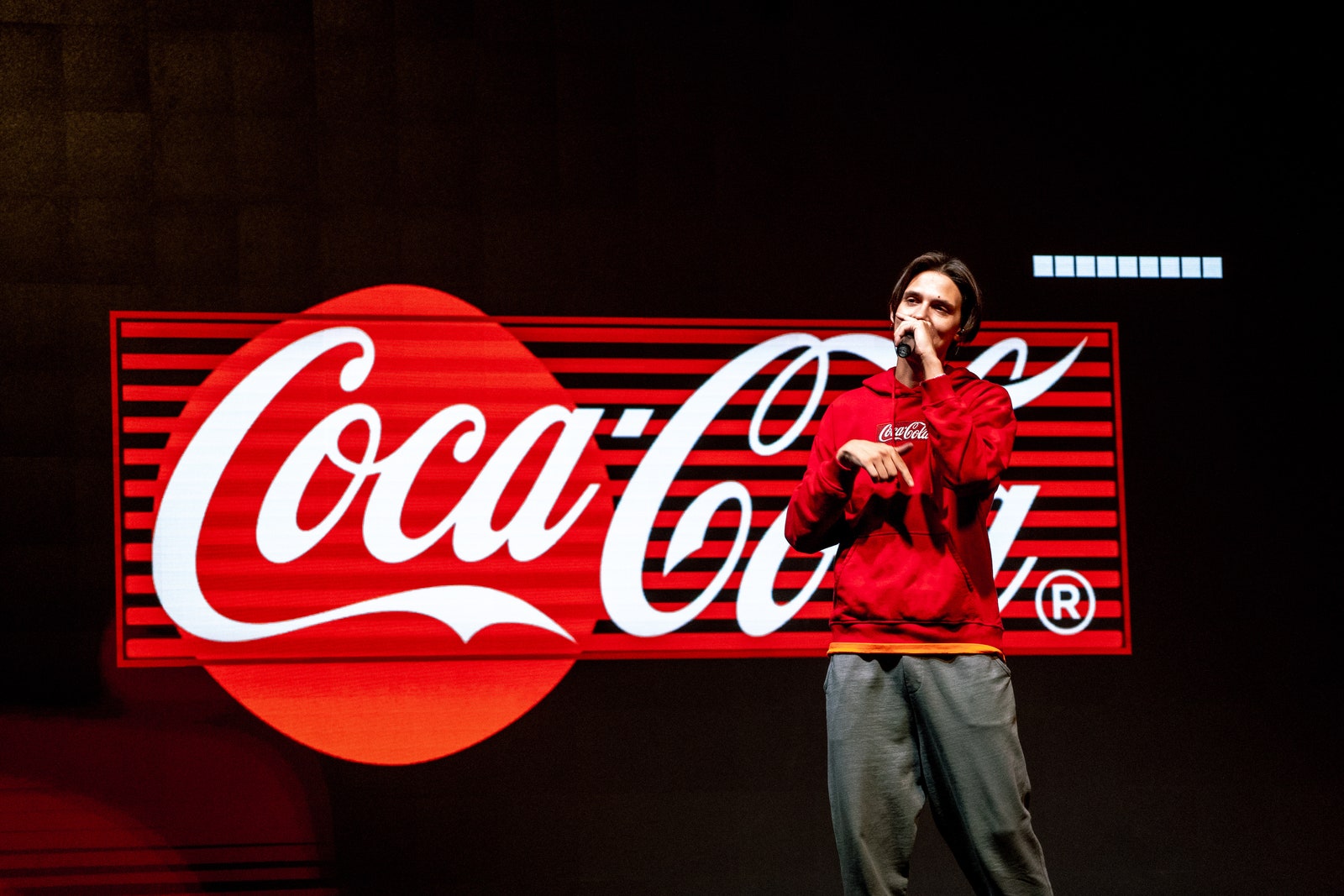 Тима Белорусских дал онлайнконцерт в честь запуска модной коллекции CocaCola