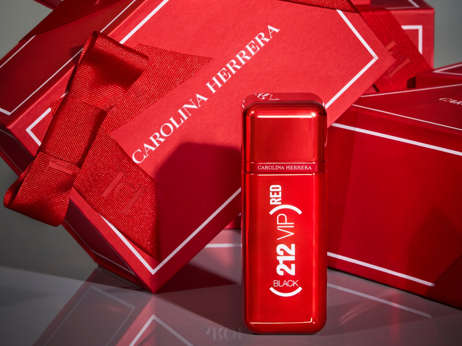 Carolina Herrera запускает лимитированную серию ароматов (212) Red VIP