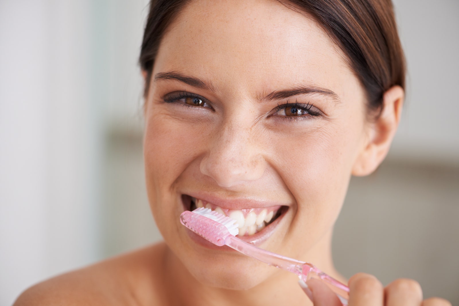 Причины неприятного запаха изо рта и как от него избавиться рассказывает стоматолог